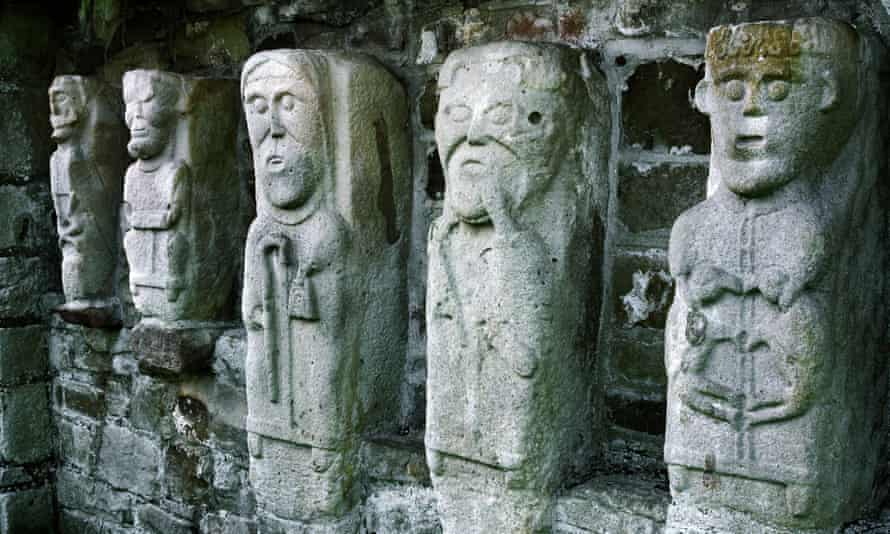 Geschnitzte Figuren auf White Island im Lower Lough Erne.