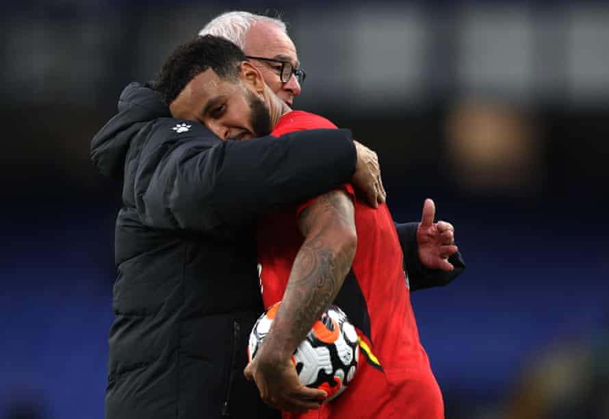 Joshua King wird von Claudio Ranieri umarmt, nachdem sein atemberaubender Hattrick dem Watford-Manager seinen ersten Sieg beschert hat.