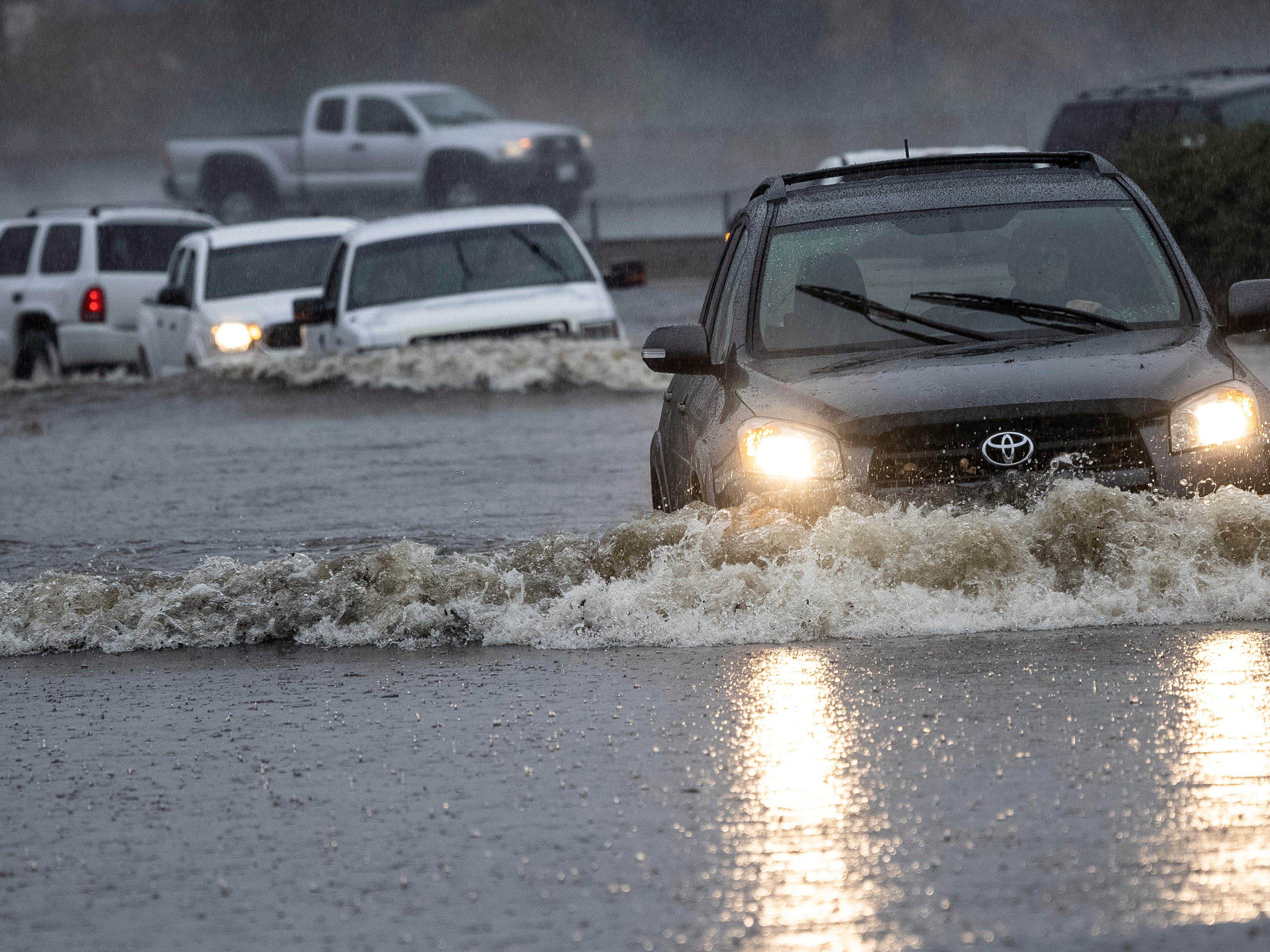 Fahrzeuge fahren durch ein überflutetes Gebiet, während ein starker Sturm Nordkalifornien in Fairfield, Kalifornien, am 24. Oktober 2021 durchnässt.