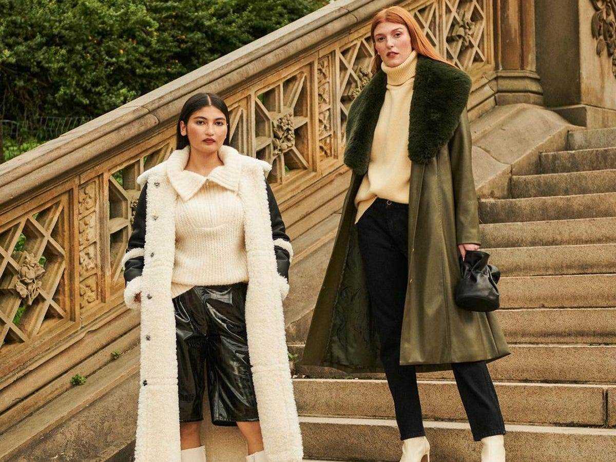 Zwei Models in Pelzmänteln auf einer Außentreppe