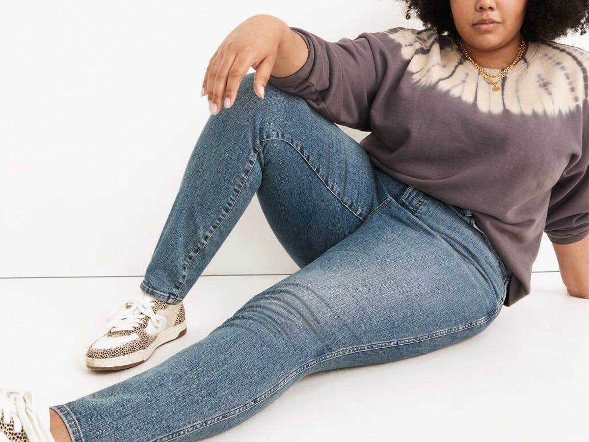 Dia & Co-Model trägt ein Batik-Sweatshirt, Jeans und Turnschuhe