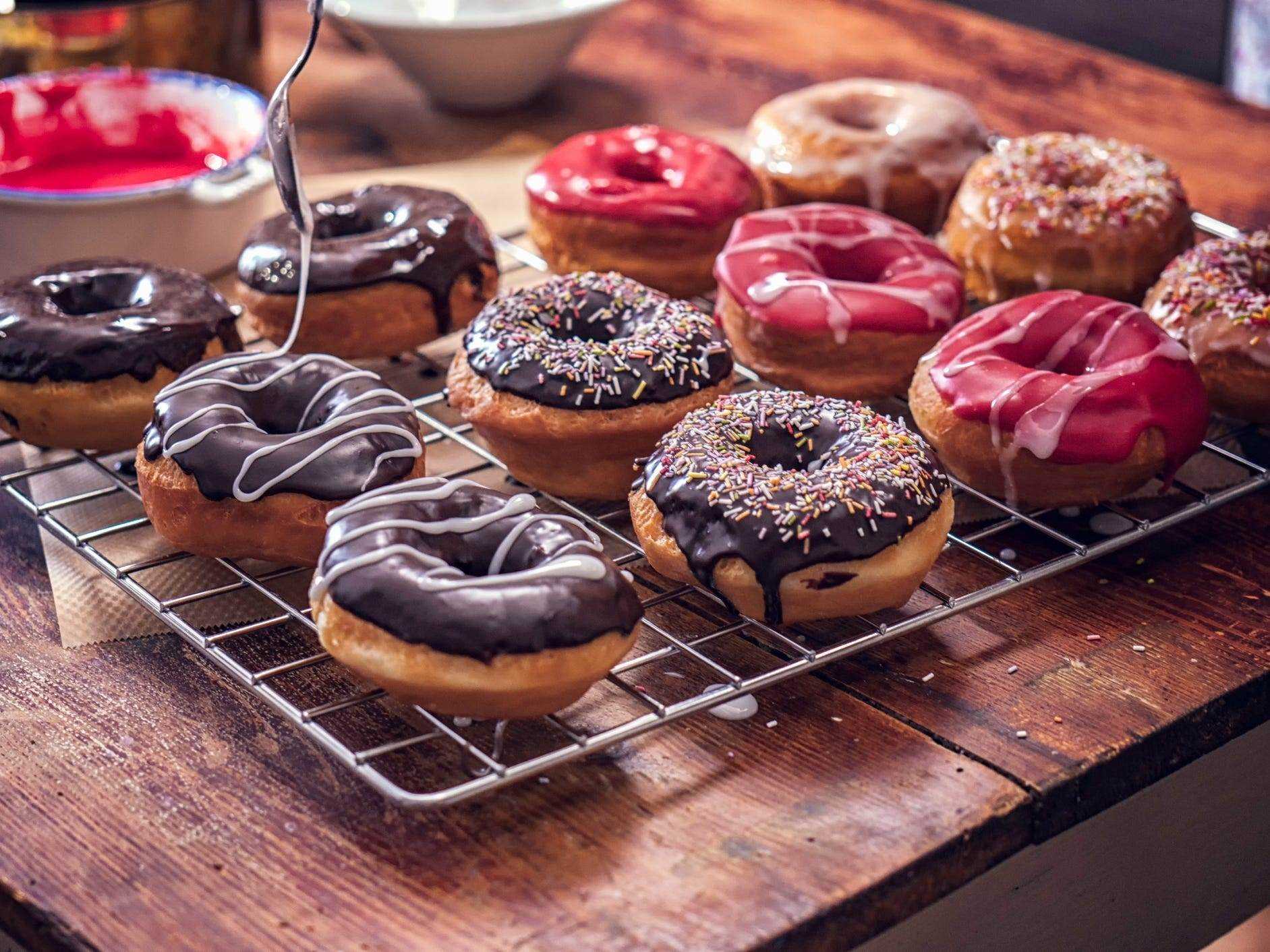 Donuts mit verschiedenen Geschmacksrichtungen auf einem Kühlregal.