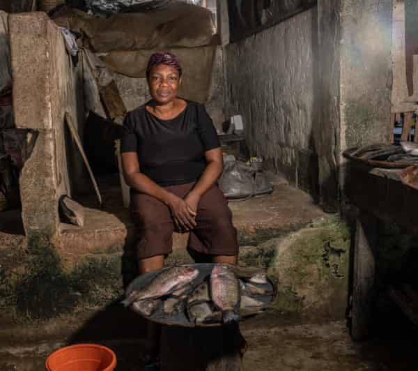 Bola Ajakorin arbeitet seit 30 Jahren auf dem Epe Market und stammt aus einer Familie von Fischern und Frauen