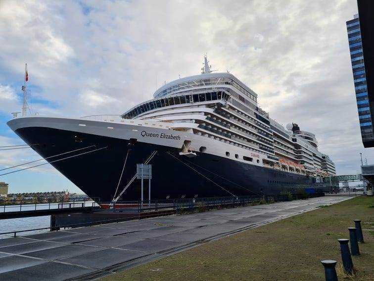 Cunards Queen Elizabeth Schiff in Amsterdam