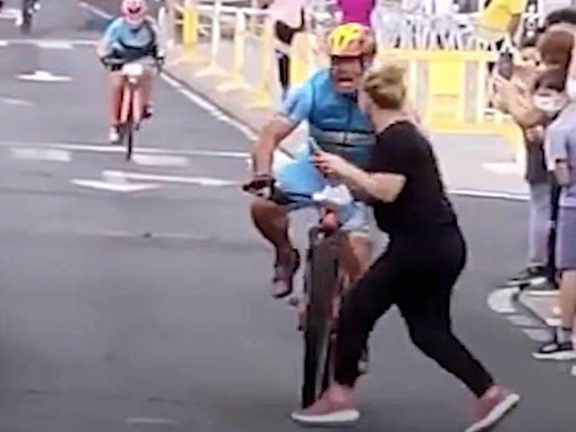 Eine Frau verursachte bei einem spanischen Radsport-Event einen Unfall.