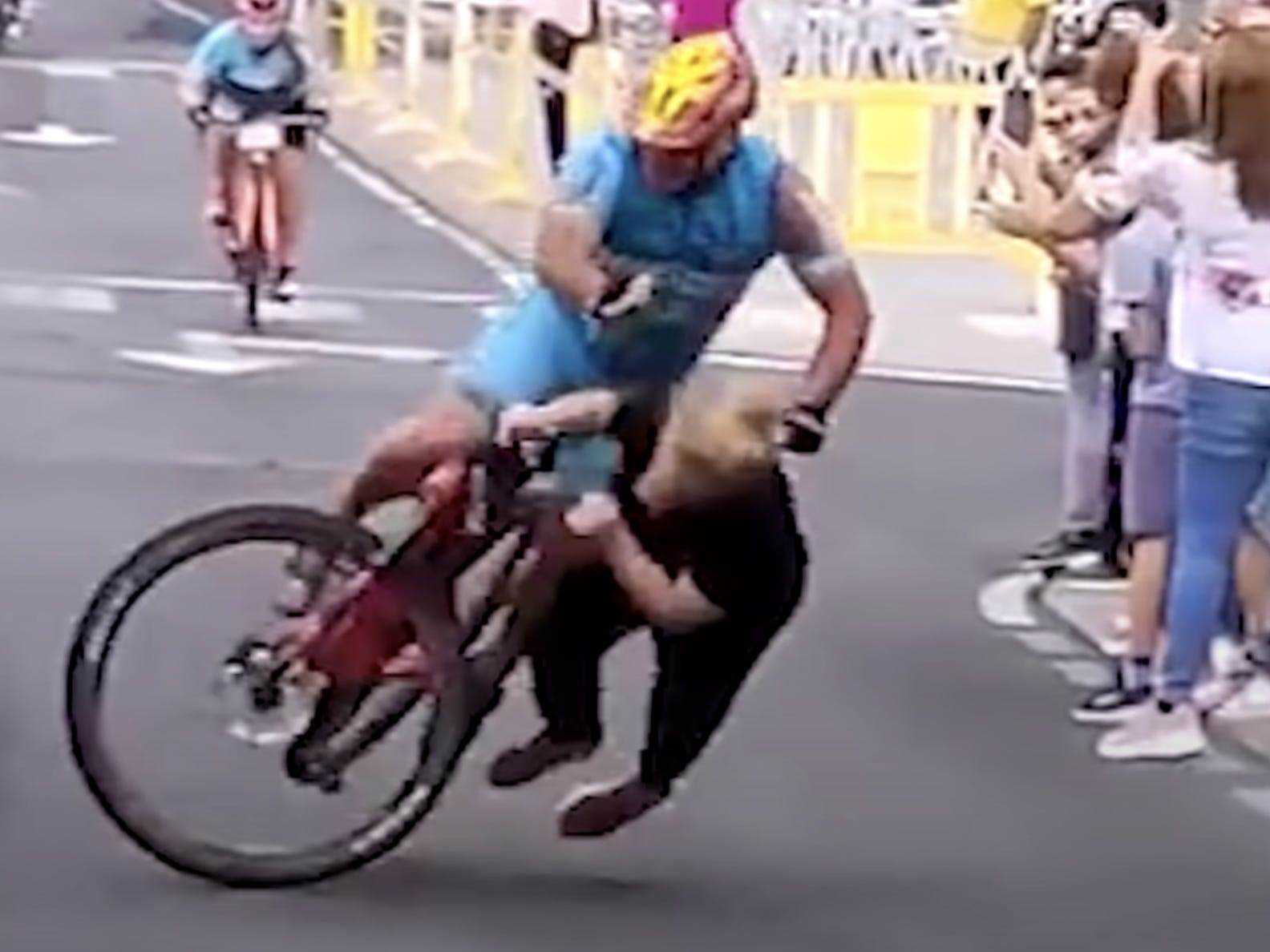 Eine Frau verursachte bei einem spanischen Radsport-Event einen Unfall.