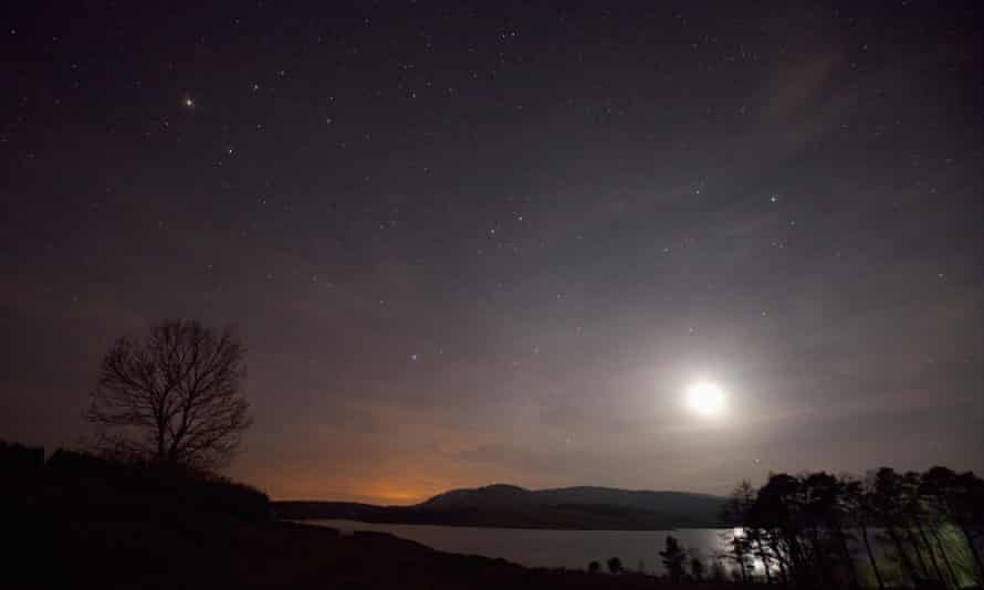Ein klarer Himmel bei Nacht, Galloway Forest Park.
