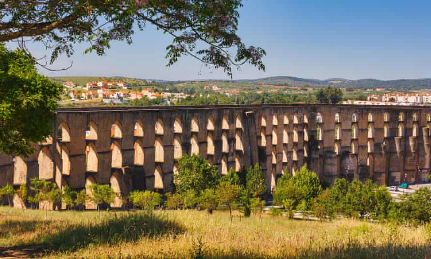 Das spätmittelalterliche Amoreira-Aquädukt, Elvas, Bezirk Portalegre, Portugal.  Das Amoreira-Aquädukt.  Aqueduto da Amoreira.  Erbaut zwischen 1498 und 1622. Es ist fünf Meilen lang.  Elvas ist ein U