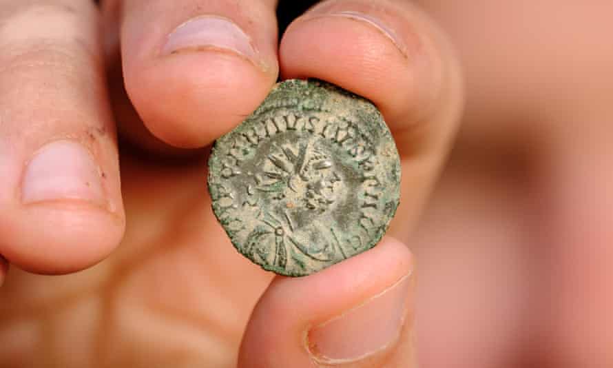 Eine Münze, die bei Ausgrabungen an einer römischen Stätte in Richborough, Kent ., gefunden wurde