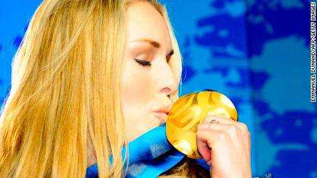 Vonn küsst ihre Medaille während der Siegerehrung für die Olympischen Winterspiele 2010 der Frauen in Vancouver, Ski Alpin, Abfahrt.