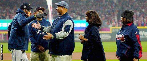 Houston Astros Manager Dusty Baker begrüßt Hank Aaron Jr. und seine Geschwister