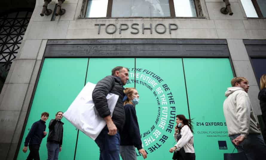 Die Leute gehen an der Oxford Street 214 vorbei, dem ehemaligen Flagship-Store der britischen Modekette Topshop