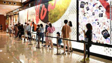 Käufer stehen Schlange, um im August ein Louis Vuitton-Geschäft in Nanjing in der ostchinesischen Provinz Jiangsu zu betreten.