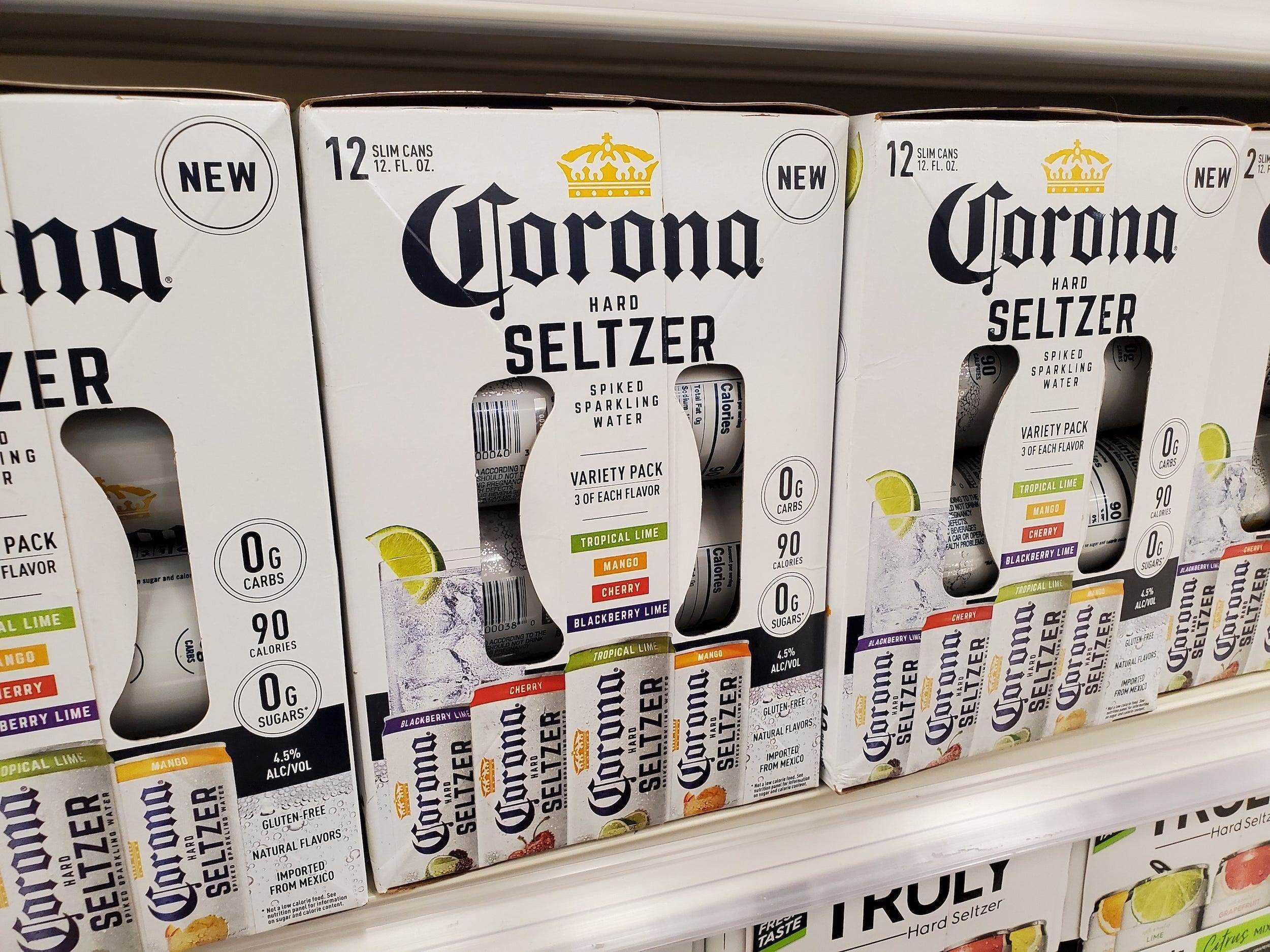 Fälle von Corona Seltzer auf einem Regal in einem Geschäft