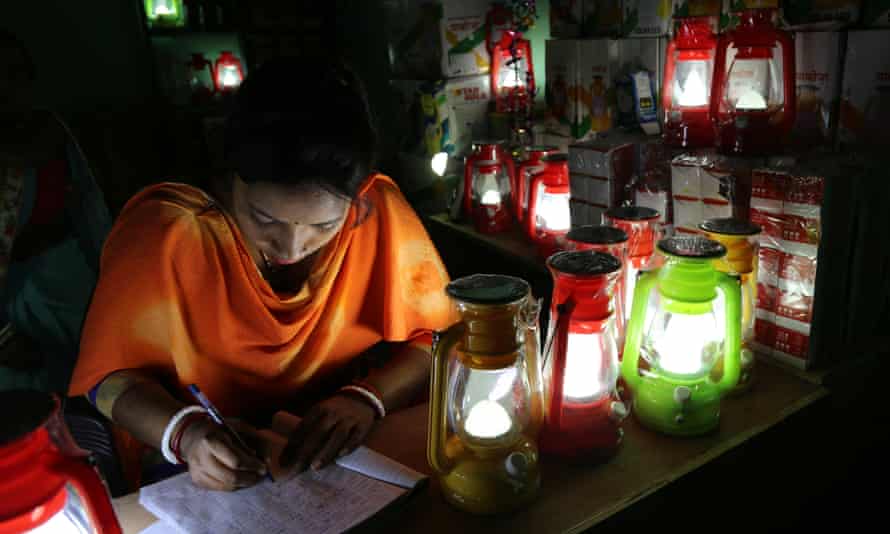 Frau arbeitet mit solarbetriebenem Lampenlicht