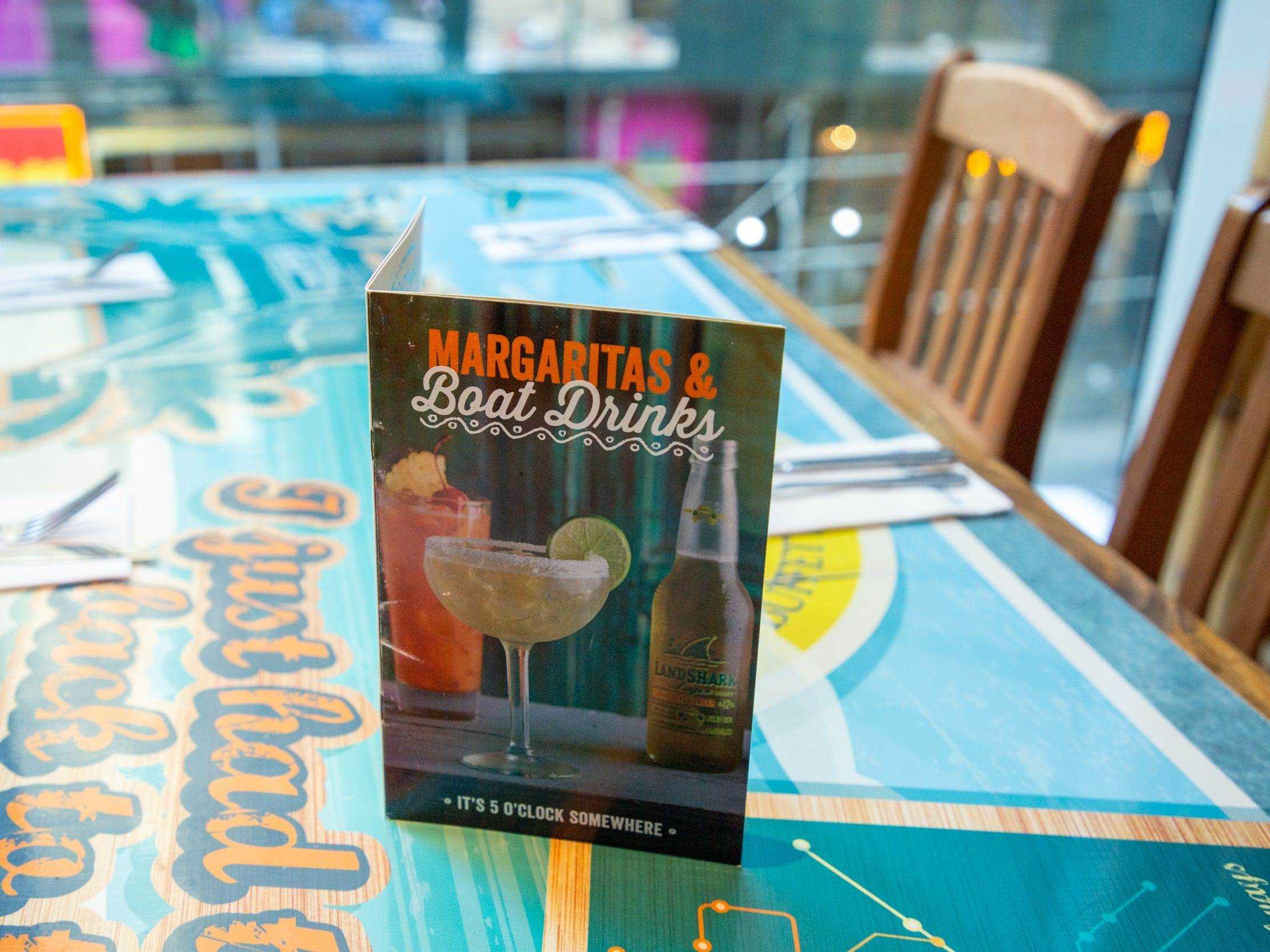 ein Menü auf dem Tisch im zweistöckigen Restaurant Margaritaville