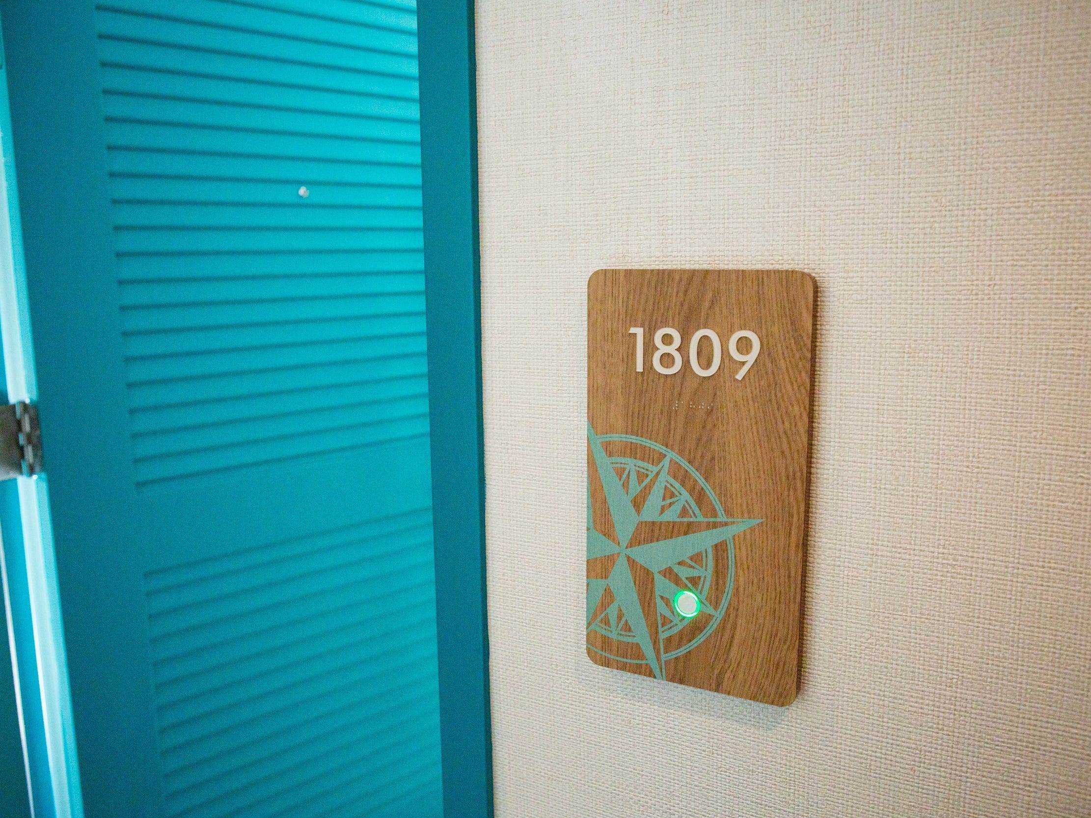eine Hotelzimmernummer mit grünem Licht