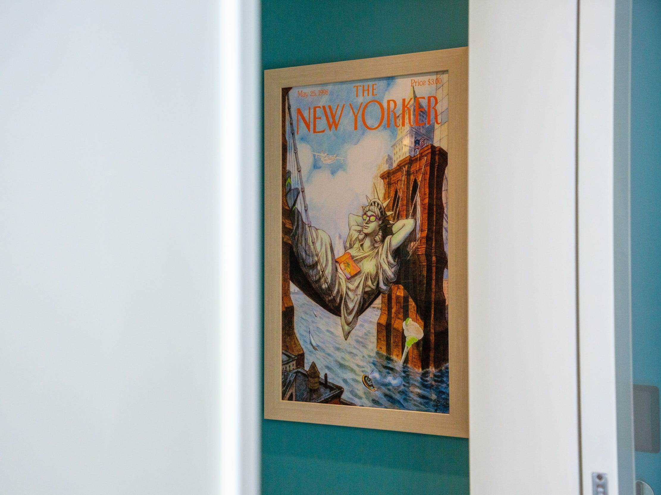 Ein New Yorker Cover mit Margaritaville-Twist im Badezimmer