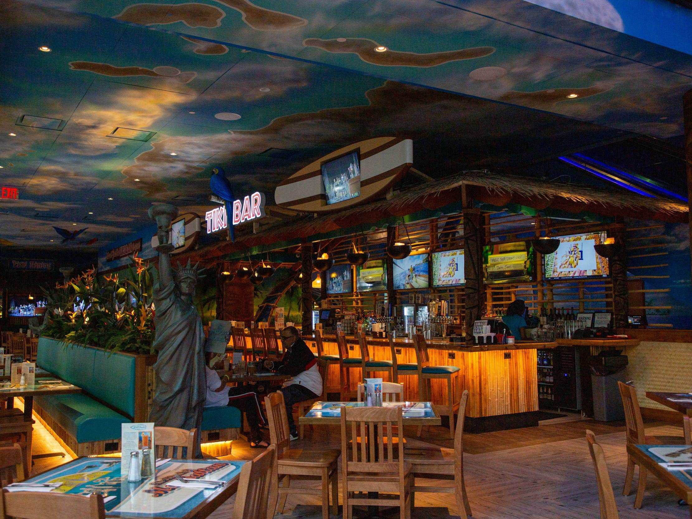 das zweistöckige Restaurant Margaritaville und seine Bar im ersten Stock