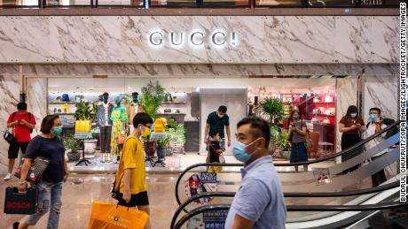 Käufer gehen an einem Gucci-Laden in Hongkong vorbei. 