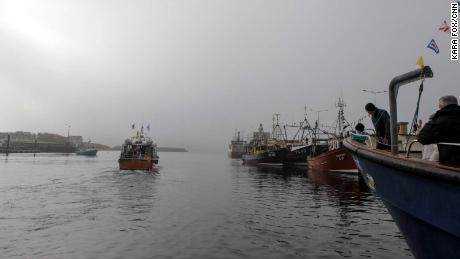 Örtliche Bootsbetreiber verlassen am Sonntag den Hafen von Dingle zu einem Fungie-Denkmal in Dingle, Irland. 