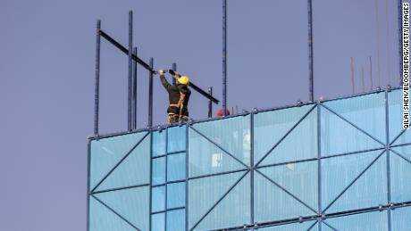 Ein Arbeiter installiert am 28. September 2021 Sicherheitsnetze in einem im Bau befindlichen Wohnblock im Gebiet Nanchuan in Xining, Provinz Qinghai, China. 