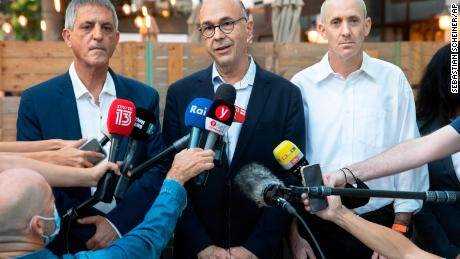 Die Anwälte Shmuel Moran (Mitte) und Avi Himi (links), die die italienische Familie von Eitan Biran vertreten, sprechen während einer Pressekonferenz in Tel Aviv, Israel, am Montag, 25. Oktober 2021.
