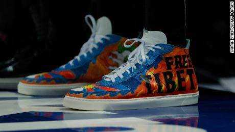 Detail der von Kanter getragenen Schuhe mit der Aufschrift "Free Tibet"  in der ersten Halbzeit gegen die New York Knicks.