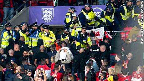 Ungarische Fans stoßen während des WM-Qualifikationsspiels im Wembley-Stadion mit der Polizei zusammen.