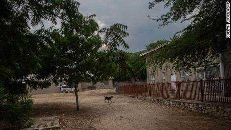 Eine Ziege steht am Sonntag im Hof ​​des Waisenhauses Maison La Providence de Dieu it Ganthier in Croix-des-Bouquets, Haiti, wo am Vortag eine Bande 17 Missionare entführte.