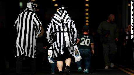 Fans von Newcastle United stellten sich vor dem Spiel gegen Tottenham vor, wie sie arabische Kleidung trugen.