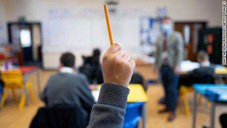 Die Hand eines Schülers wird während einer Unterrichtsstunde an der Whitchurch High School am 14. September 2021 in Cardiff, Wales, gehoben.