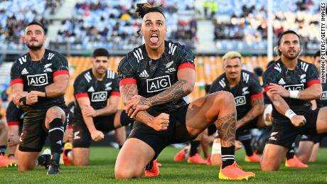 Wainui von den Maori All Blacks führt den Haka am 03. Juli 2021 auf.