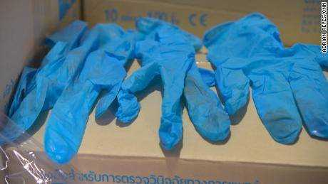 Nitrilhandschuhe, die von der thailändischen Firma Paddy the Room Trading Company in die USA geliefert wurden.  Diese von CNN gesehenen Beispiele zeigen deutliche Anzeichen früherer Verwendung - Handschrift in Stift und andere Verschmutzungen. 