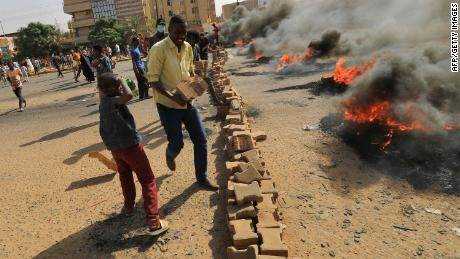 Sudanesische Demonstranten verbrennen Reifen, um eine Straße in der Hauptstadt Khartum zu blockieren.