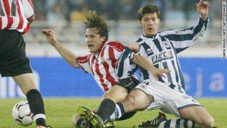 Alonso begann seine Spielerkarriere bei Real Sociedad.  Hier wetteifert Alonso (R) mit Carlos Gurpegui (L) von Athletic Bilbao (L) während eines Derbys 2004. 