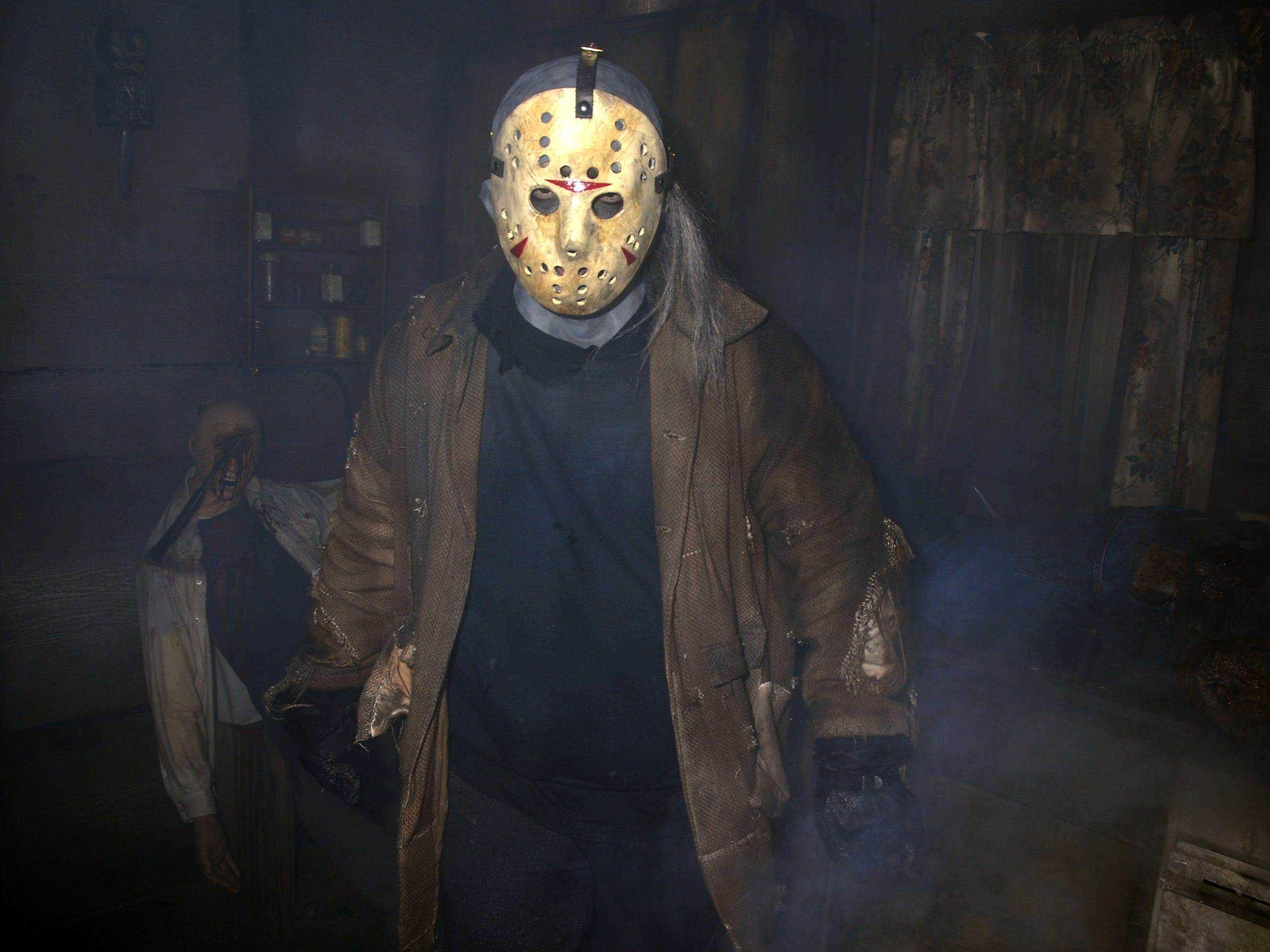 Scareactor verkleidet als Jason Voorhees von Freitag der 13. während der Halloween Horror Nights.