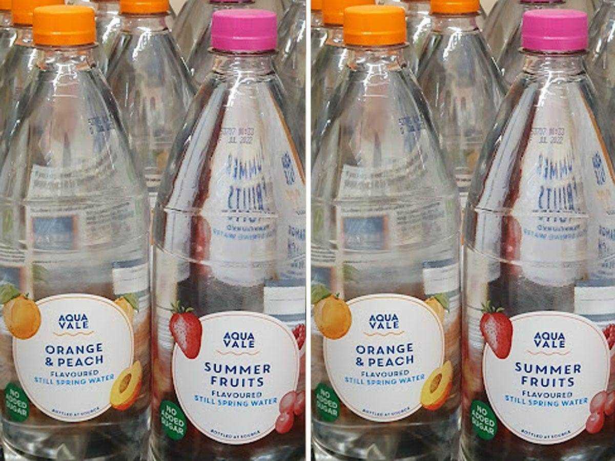 Flaschen aromatisiertes Mineralwasser mit orangen und rosafarbenen Kappen bei Aldi