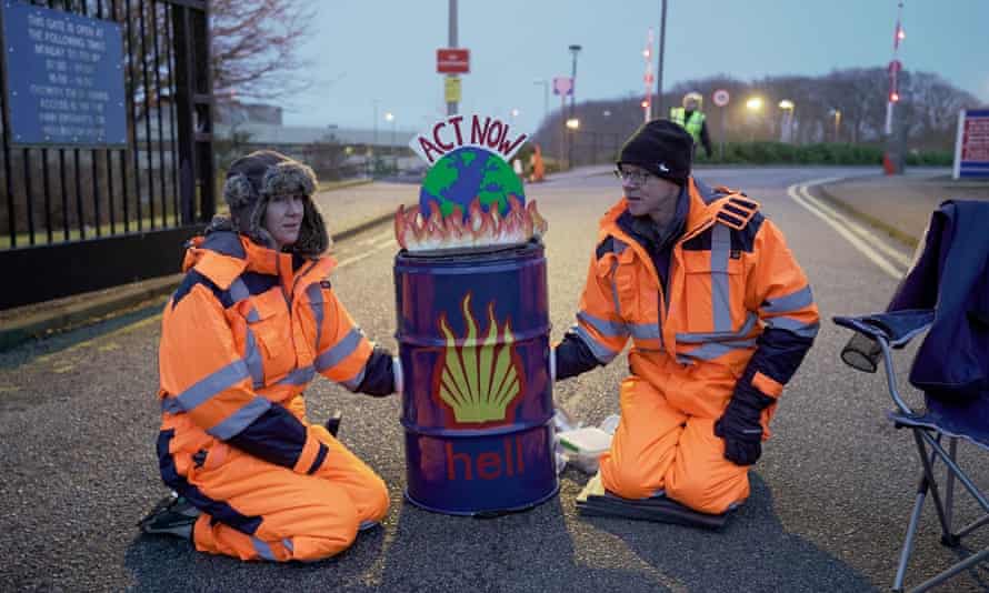 Demonstranten der Extinction Rebellion blockieren im Januar 2020 den Eingang zum Hauptsitz von Shell in Aberdeen.