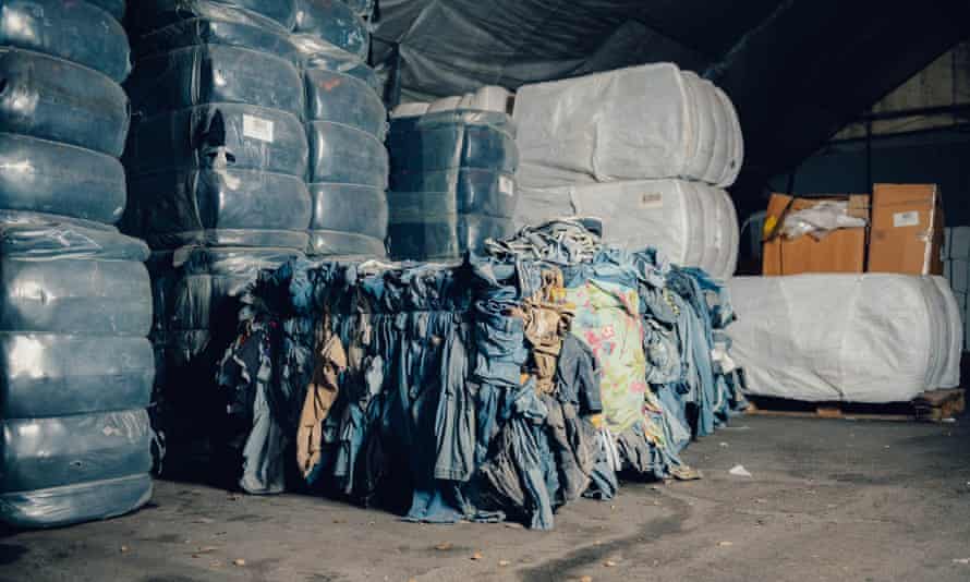 Recyceln und wiederverwenden … ein weggeworfener Jeansballen, der darauf wartet, zu Circulose recycelt zu werden, einem neuen Material aus Baumwolle.