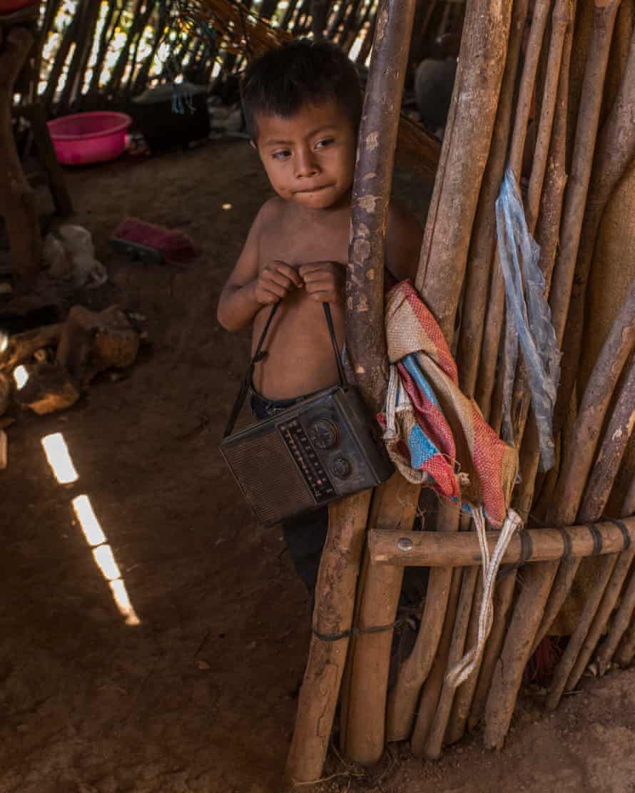 Ein Kind in seinem Haus in Filincas Weiler Guaiabo.