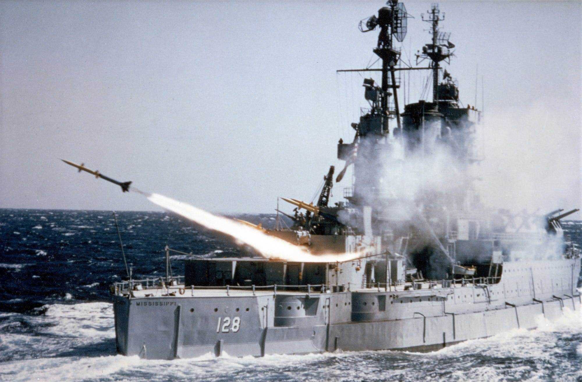 USS Mississippi feuert eine SAM-N-7 Terrier-Rakete ab