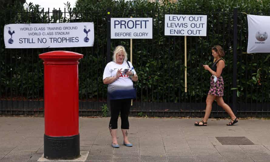 Plakate richteten sich vor einem Heimspiel in dieser Saison an den Vorsitzenden von Tottenham, Daniel Levy, und die Vereinshierarchie.