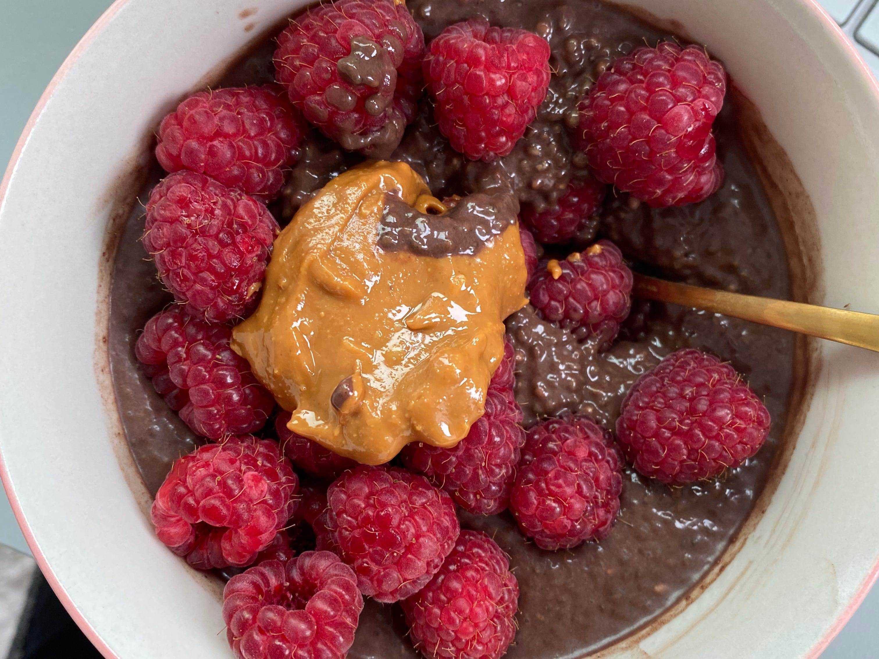 Schokoladen-Protein-Chia-Pudding mit Himbeeren und Erdnussbutter.