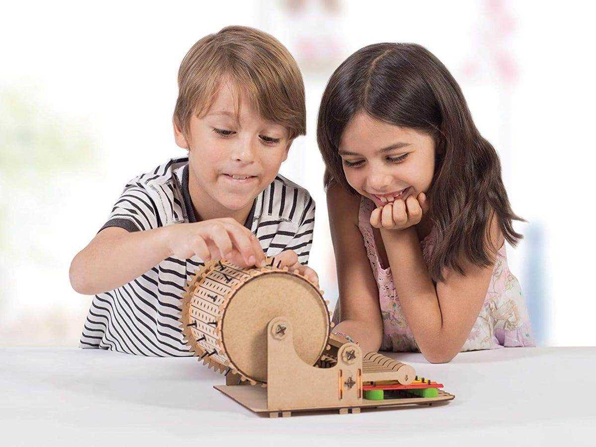 zwei Kinder spielen mit einem Holz-Xylophon-Spielzeug, das ein cooles STEM-Geschenk für 8-jährige Jungen ist