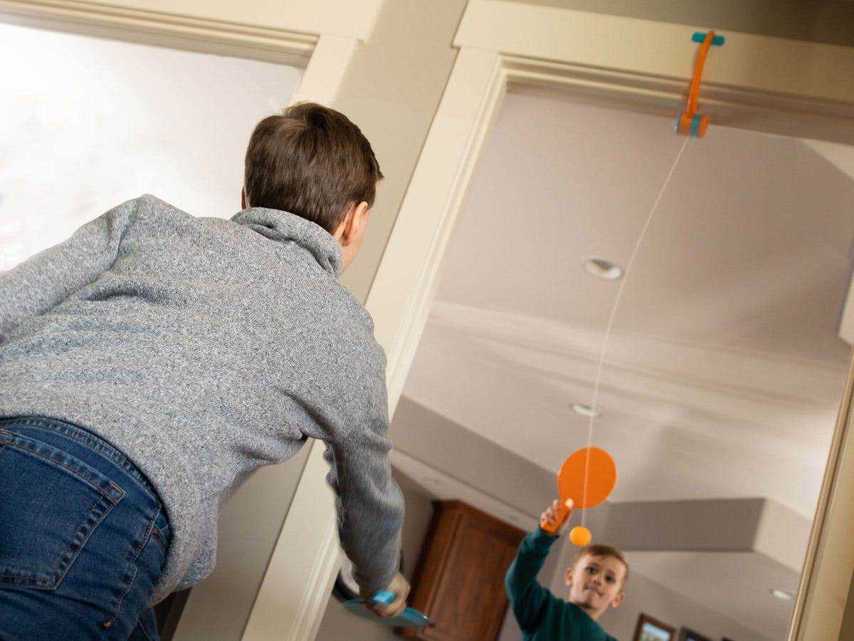 Zwei Kinder spielen Door Pong von Fat Brain Toys