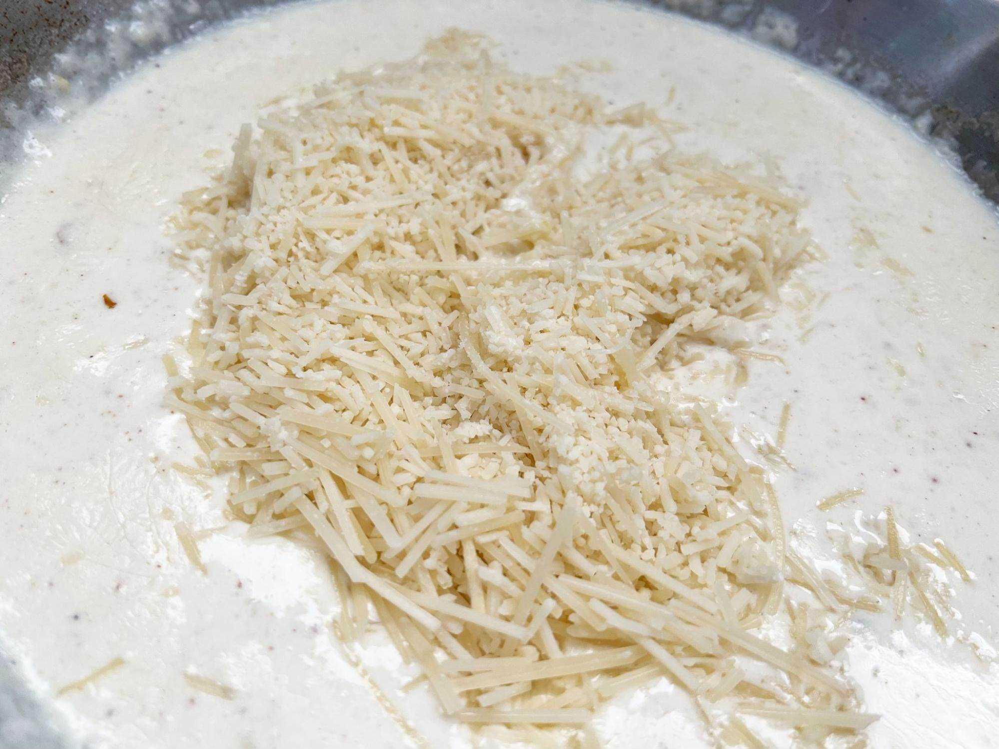 Parmigiano-Reggiano-Käse in einem Topf.