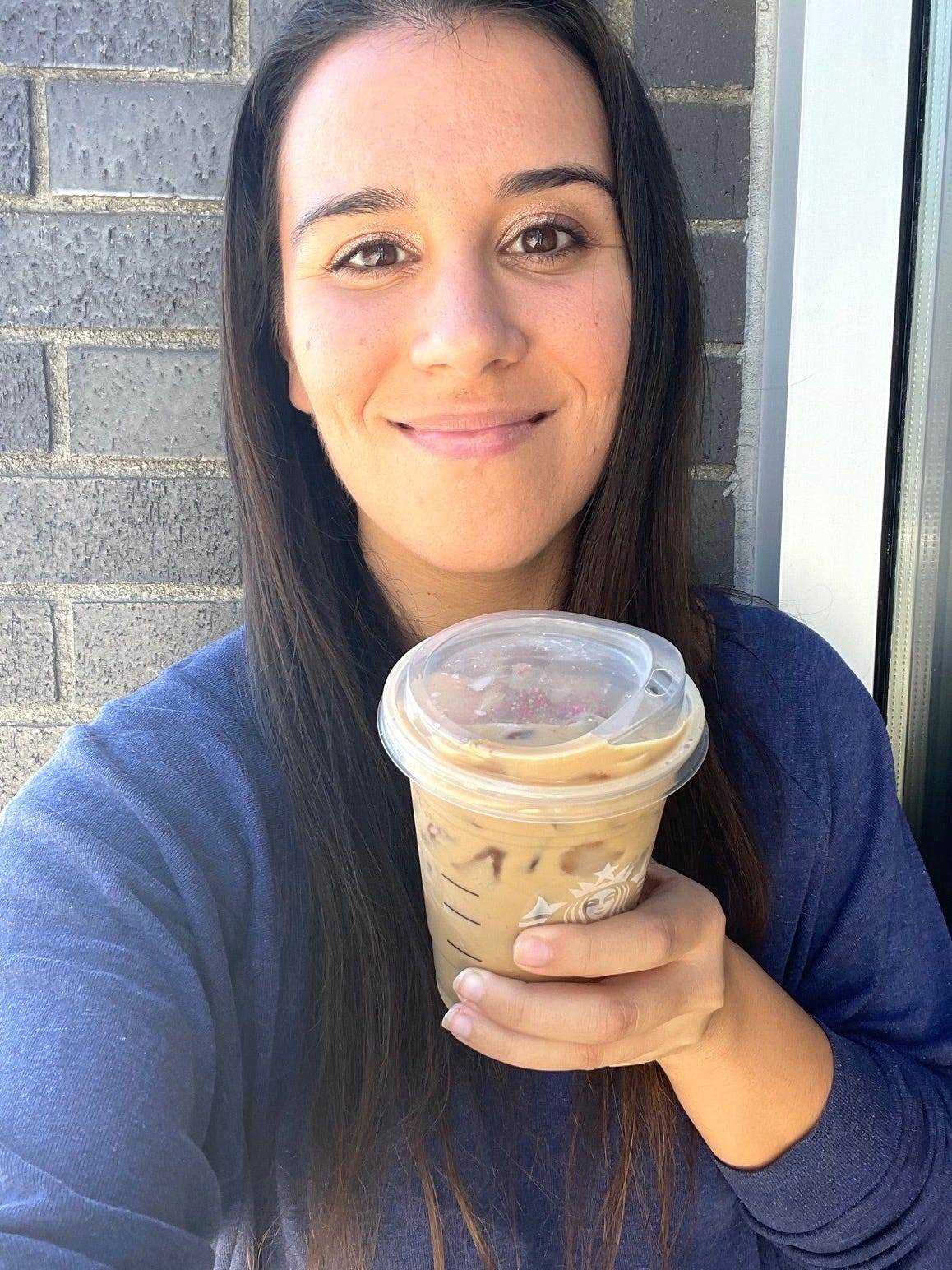 Anneta mit Starbucks Iced Sugar Cookie Latte