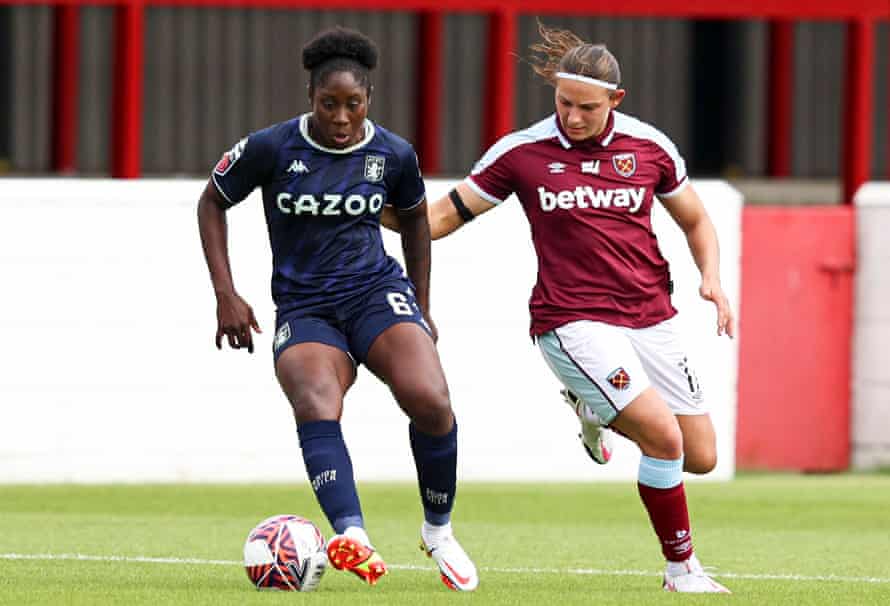 Anita Asante schirmt die Bälle von West Hams Melisa Filis im WSL-Spiel im September ab.
