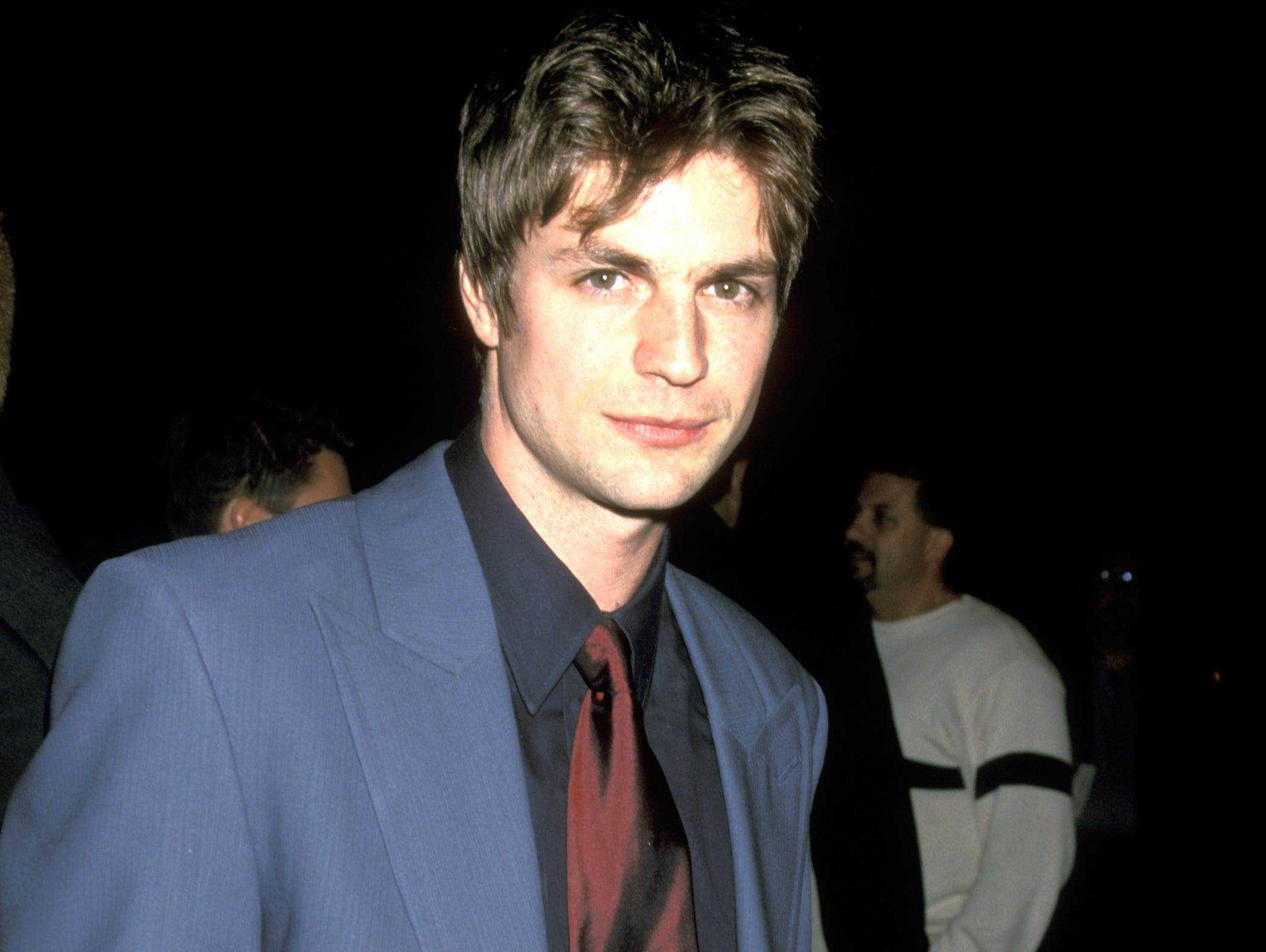 Gale Harold im Jahr 2000 im Anzug